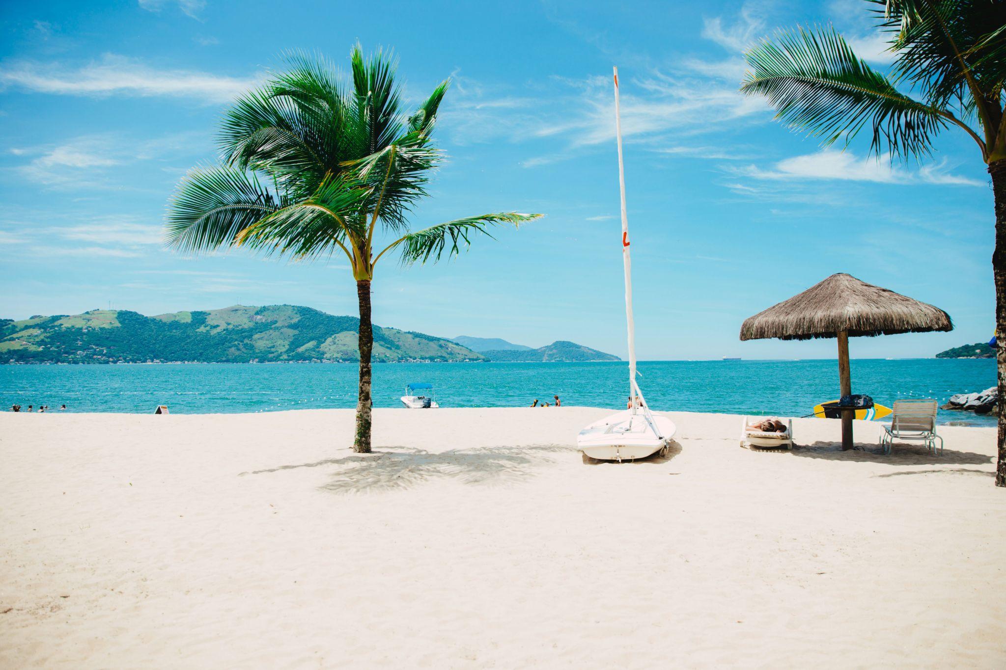 Garder un style impeccable à la plage : guide des tenues estivales incontournables